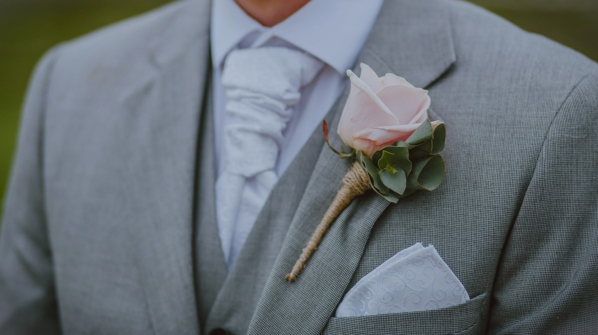 Grauer Anzug mit Boutonnière