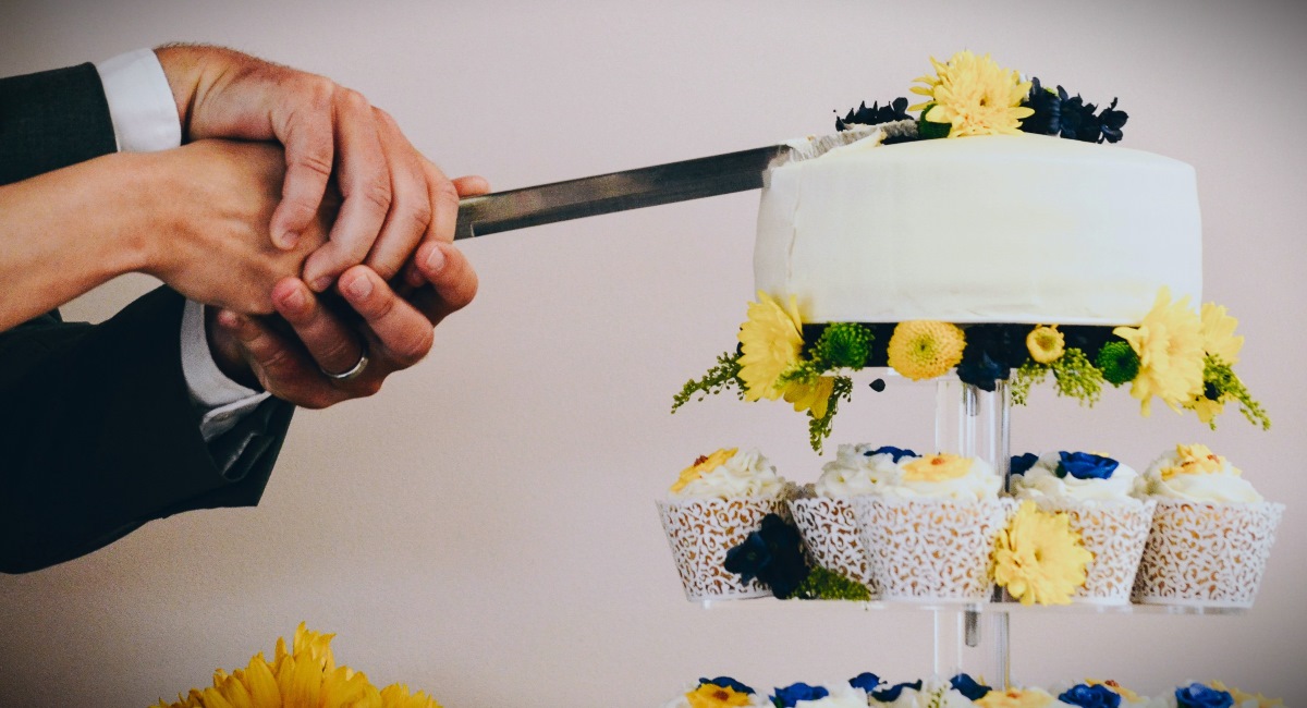 Couple cutting wedding cake