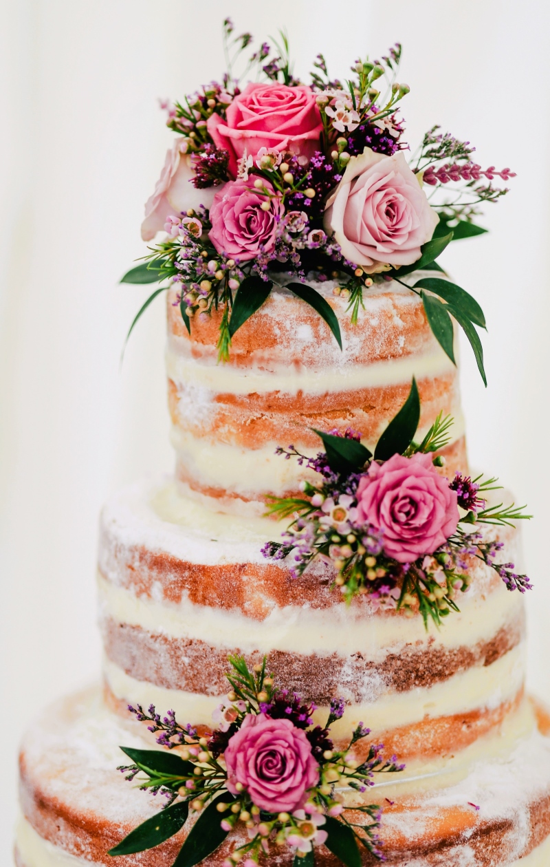 Mit echten Blumen dekorierte Hochzeitstorte