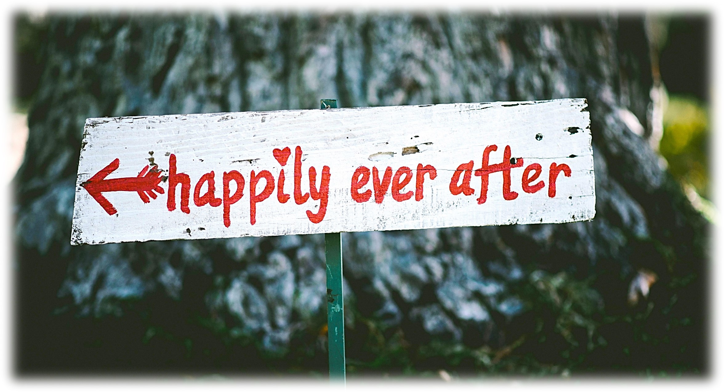 Neonschild mit dem Schriftaufzug 'Happily ever after'