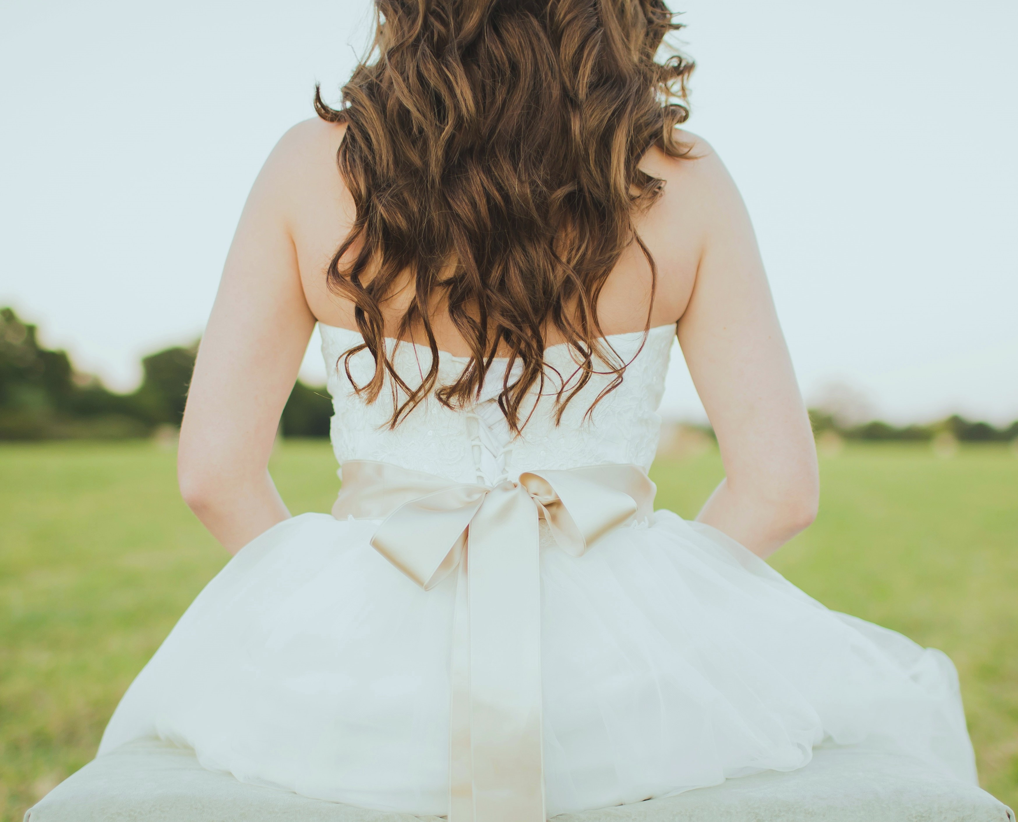 Braut im Brautkleid mit Schleife am Rücken