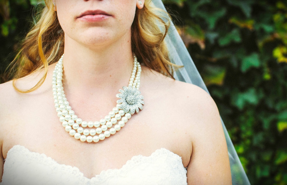 Bride wearing a chunky necklace