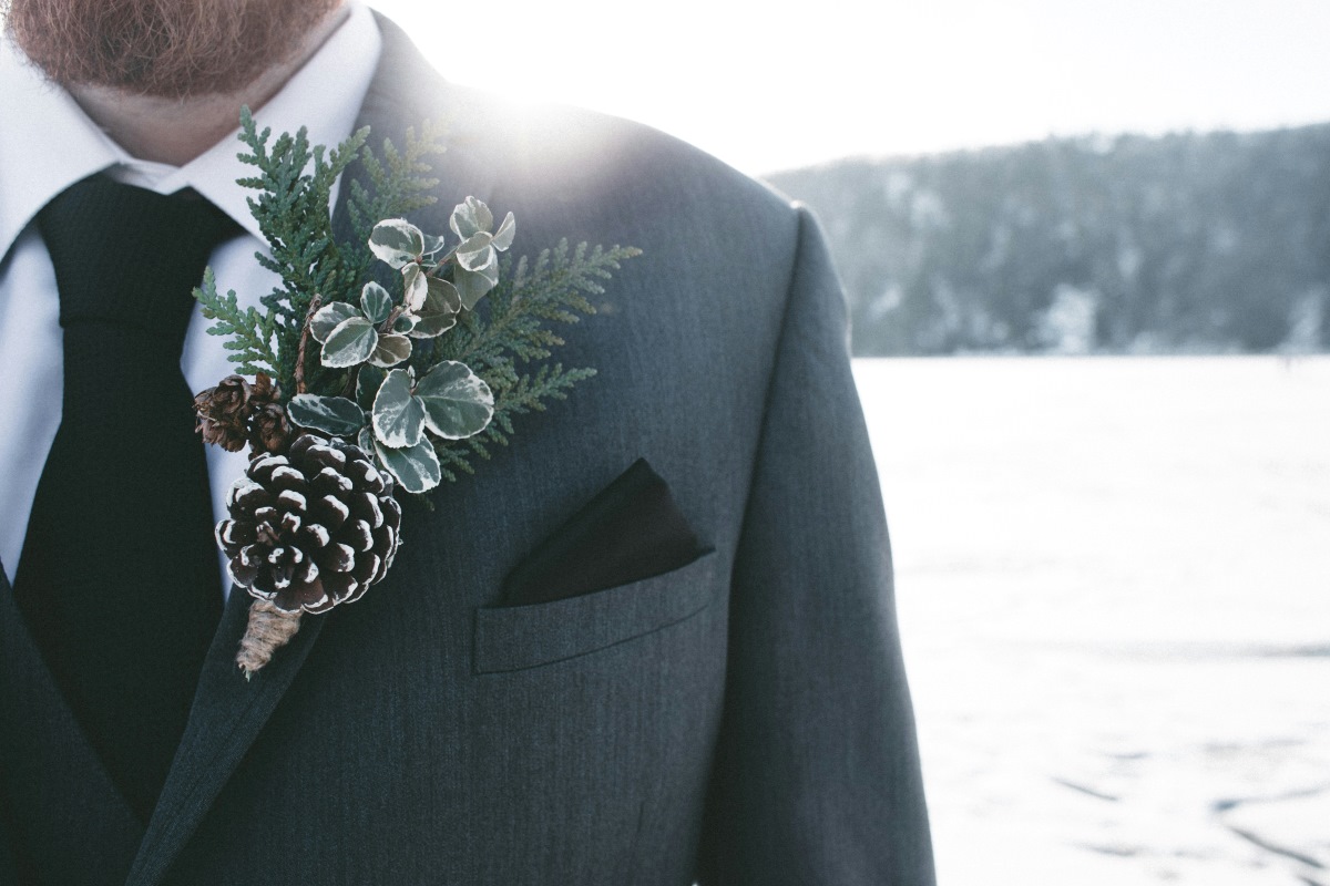 Grauer Anzug mit Boutonnière